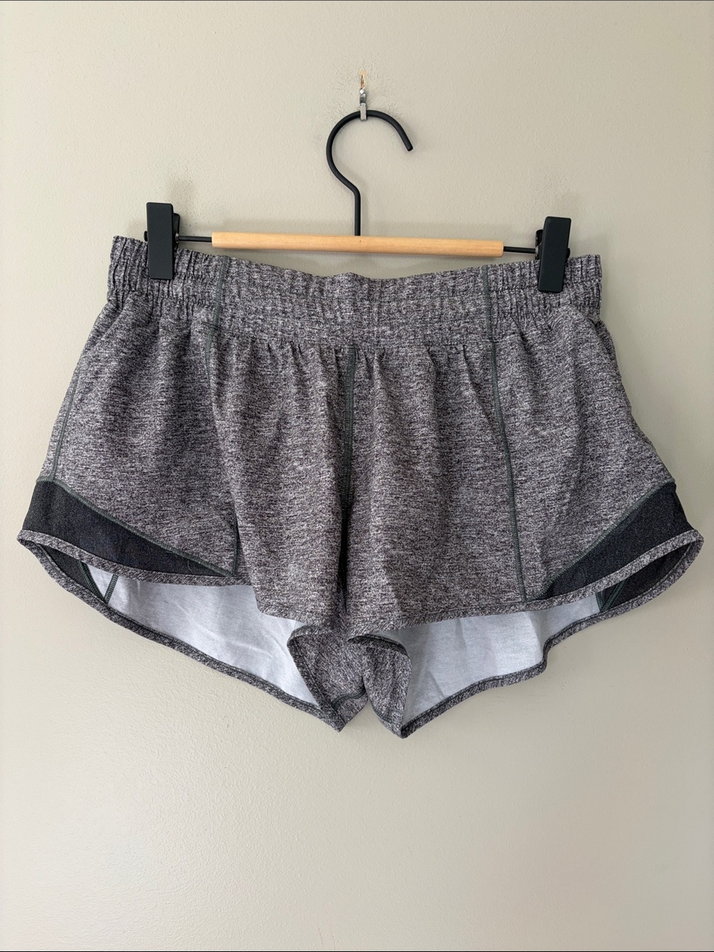 Lululemon Hotty Hot Shorts II 2.5” Heathered Gray Size 8 Reg